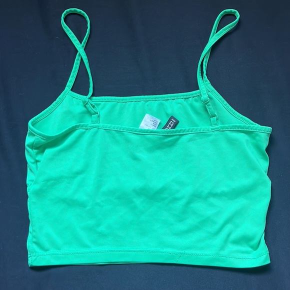 Green ruffle crop top - Picture 2 of 4